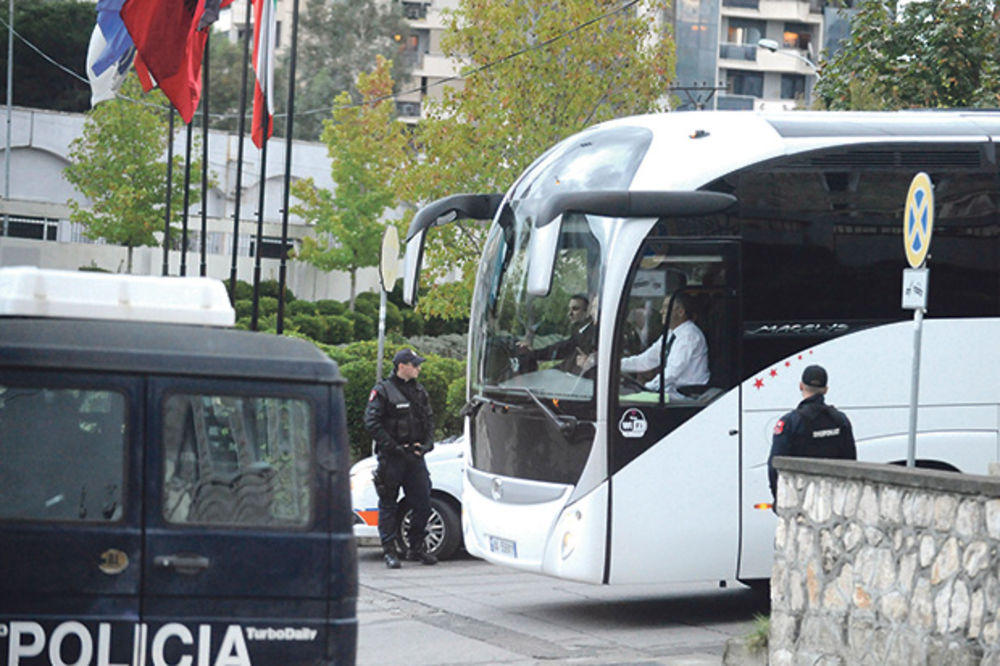 KAMENOVAO AUTOBUS SA SRPSKIM IGRAČIMA: Albanski huligan izašao iz zatvora!