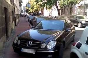 (VIDEO) SREĆOM SU SE ZAVETOVALI NA SKROMNOST: Luksuzna mečka SPC bahato parkirana u centru Beograda