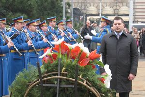 SVEČANO NA SPOMEN-GROBLJU OSLOBODILACA BEOGRADA: Položeni venci povodom Dana branilaca otadžbine