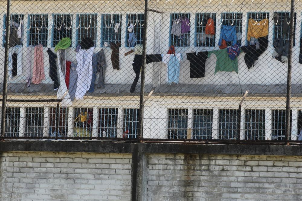 (FOTO, VIDEO) STRAŽARI IM NIŠTA NE MOGU: Kolumbijski zatvor u kojem zatvorenici nose puške!