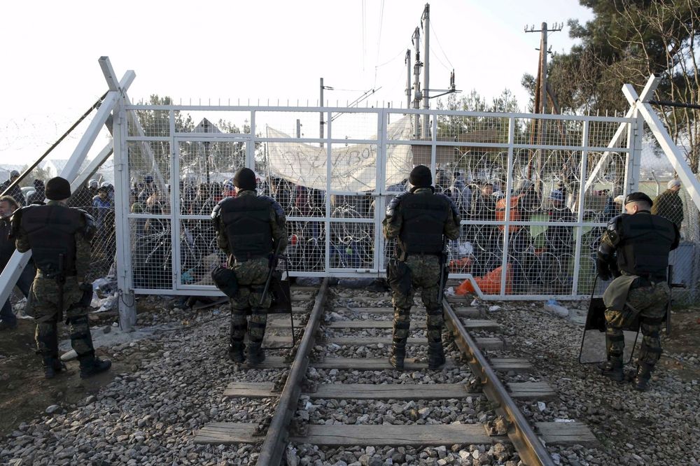 ZAGUŠENJE NA PRELAZIMA: Grčka policija uklanja migrante sa granice sa Makedonijom