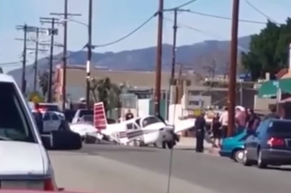 (VIDEO) USRED ŠPICA: Pao na raskrsnicu u Los Anđelesu... avionom!