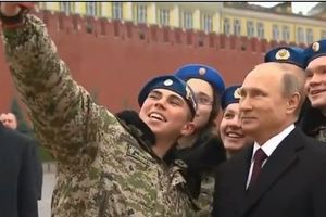 (VIDEO) POSETIO VOJSKU: Šta se desi kada vojnik pita Putina za selfi?