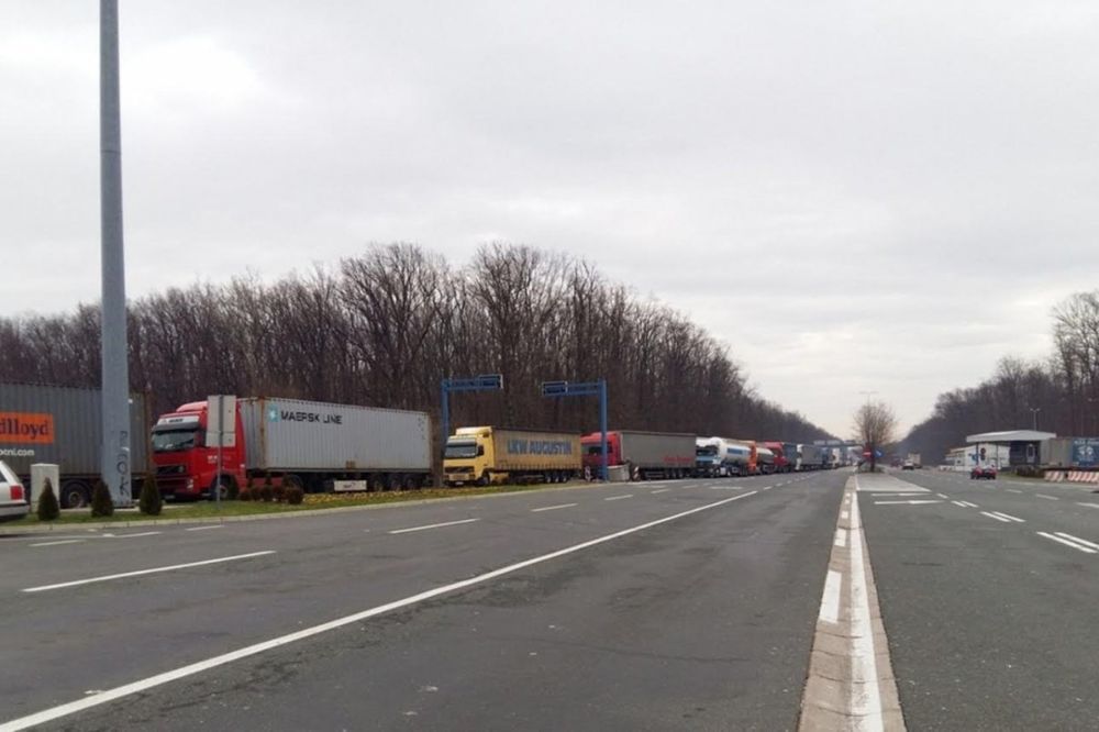 BATROVCI: Kamioni na izlazu iz Srbije čekaju 4 sata