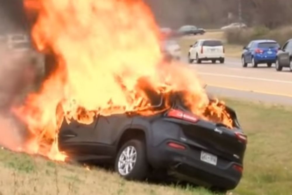 (VIDEO) OVO JE ČUDO: Auto skroz izgoreo ali su vozač i Biblija ostali netaknuti