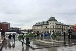 NAPETO U PRIŠTINI: Opozicija provela noć u šatorima pored Vlade i Skupštine Kosova