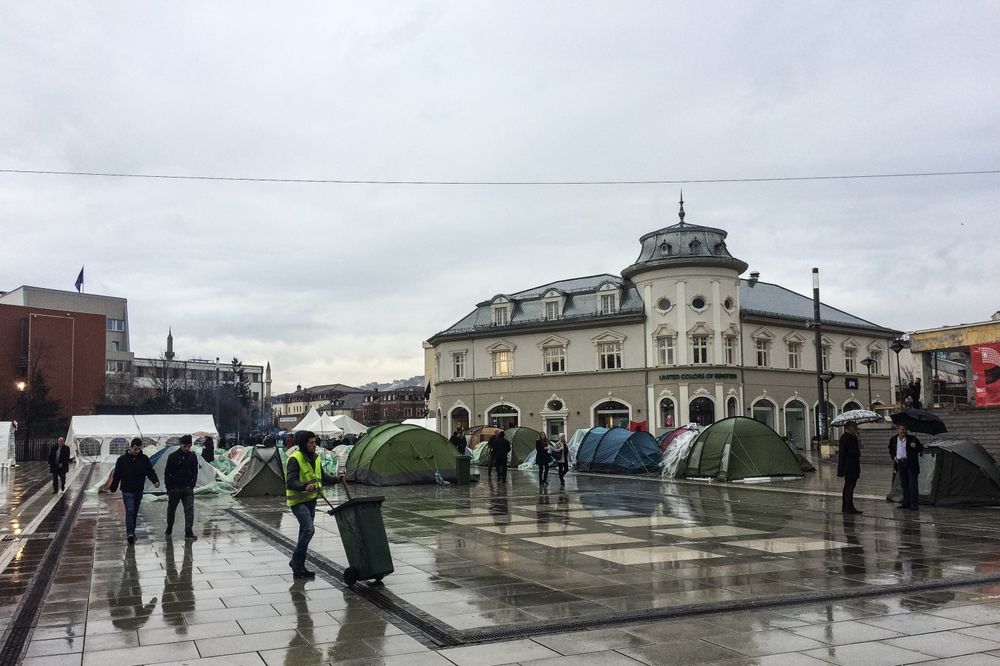 NAPETO U PRIŠTINI: Opozicija provela noć u šatorima pored Vlade i Skupštine Kosova