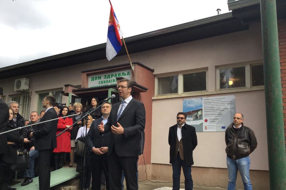 Vučić u Kušiljevu: U obnovu ambulante biće uloženo 9 miliona