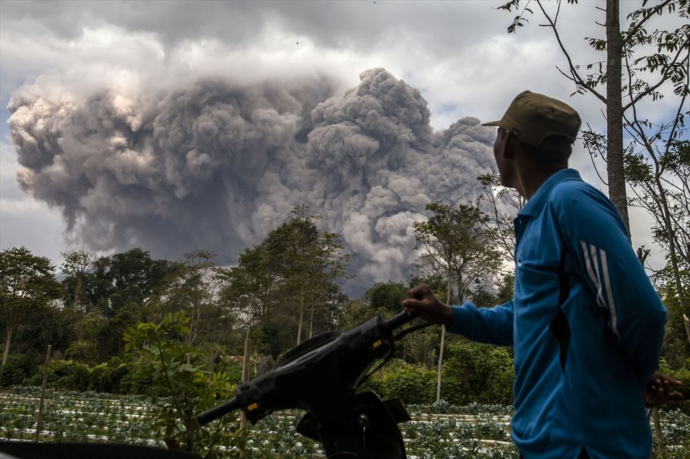 (FOTO) VRELI PEPEO PREKRIO KUĆE I ULICE: Proradio vulkan u Indoneziji