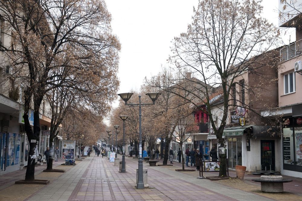 HOROR U PROKUPLJU: S nožem u ruci prošetao se glavnom ulicom?!