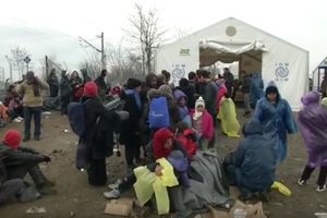 IDU PEŠICE AUTO-PUTEM: Hiljade ljudi zarobljeno na granici Grčke i Makedonije