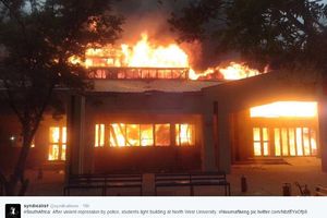 NEREDI U JUŽNOJ AFRICI: Studenti zapalili zgradu univerziteta, obezbeđenje ih rasteralo suzavcem