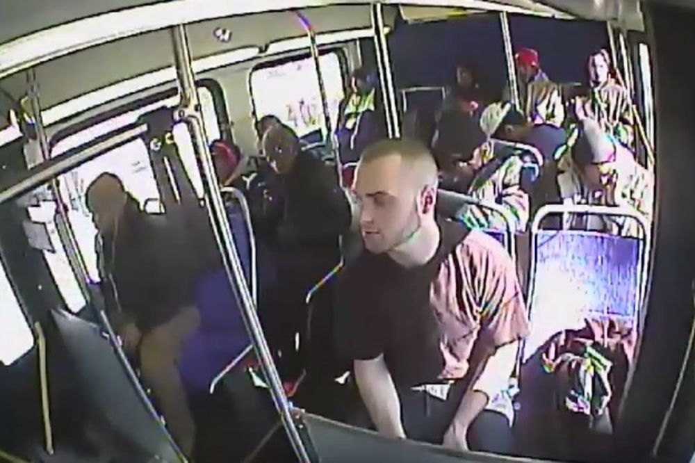 (VIDEO) NISU VEROVALI ŠTA IH JE SNAŠLO: Usred bela dana, u punom autobusu ubrizgao heroin u venu