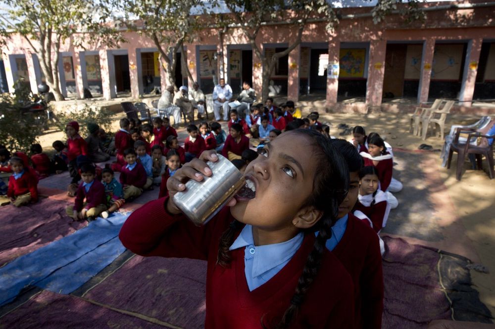 SKANDAL U INDIJI: 100 dece otrovalo se školskim ručkom i završilo u bolnici