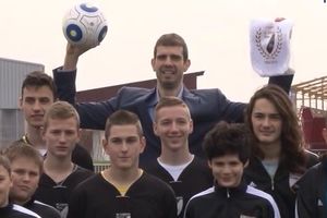 (VIDEO) DRUŽENJE SA ŠAMPIONOM: Borković posetio mlade fudbalere u Kovinu