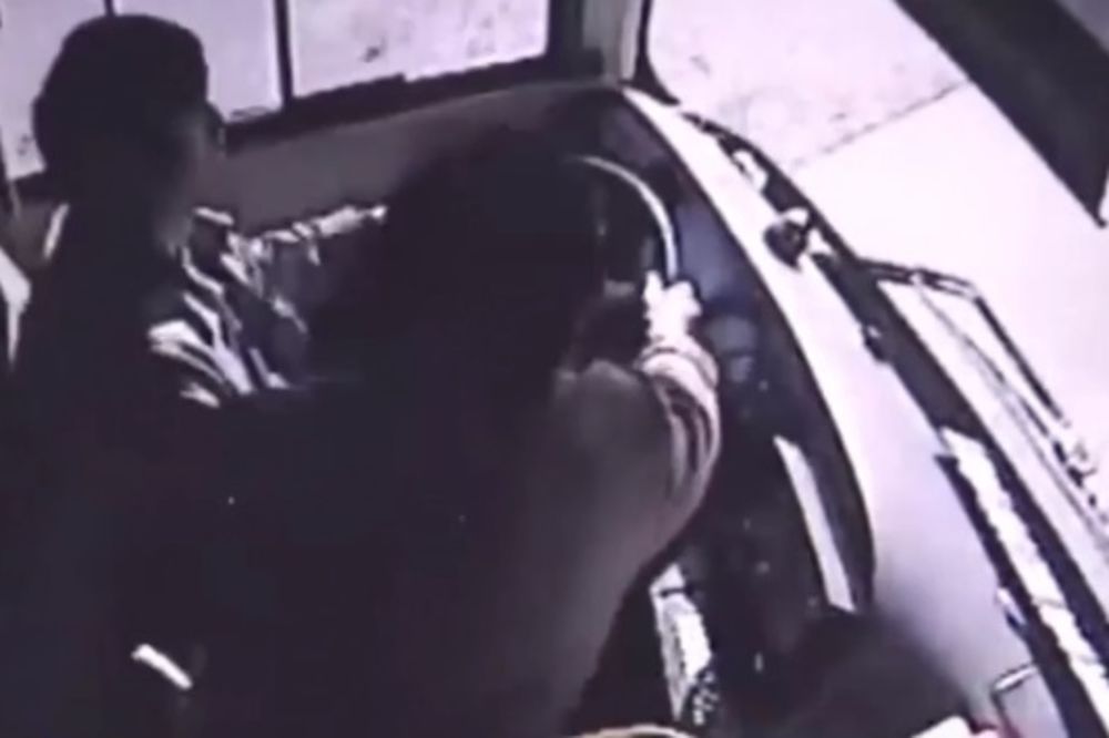 (VIDEO) POBESNELA ZBOG KUSURA: Vozač nije imao sitno, pa je putnica zgrabila volan