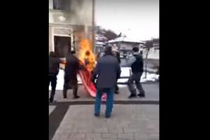 (UZNEMIRUJUĆI VIDEO): Čovek se zapalio na trgu u Cazinu!