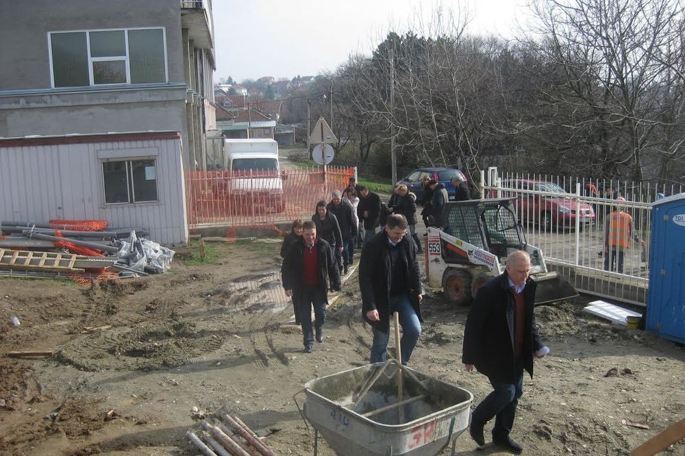 RADOVI NAPREDUJU PLANIRANO: Vesić i Savić u iznenadnoj poseti gradilištima na Voždovcu