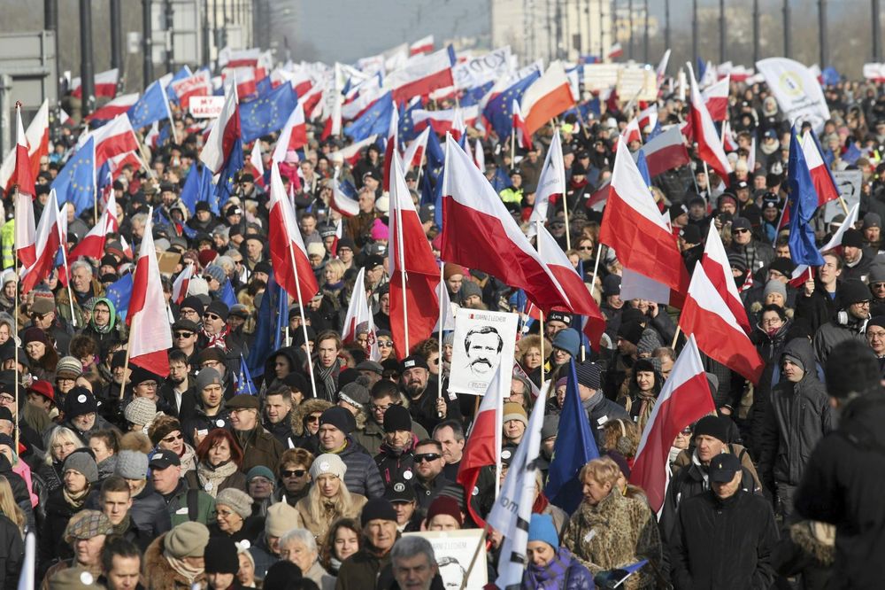 (FOTO) ŽELIMO SLOBODNU POLJSKU: Hiljade demonstranata na ulicama Varšave