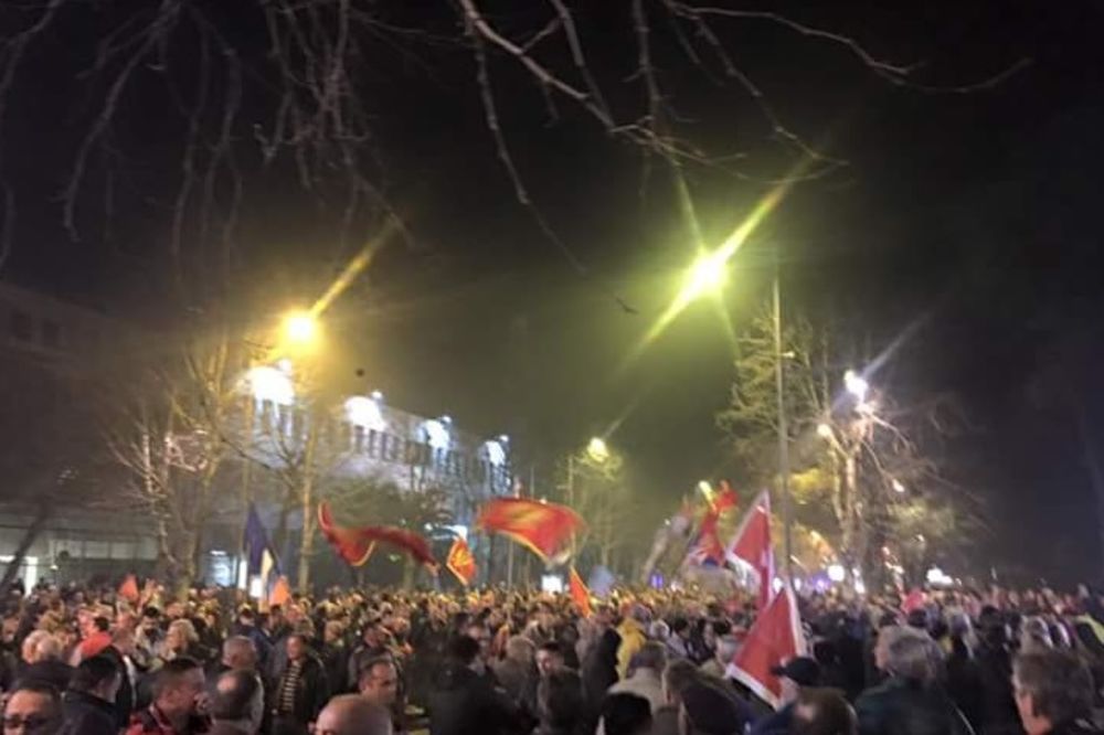 CRNOGORSKA OPOZICIJA ODRŽALA PROTEST: Hoćemo vladu u kojoj neće biti predsednici stranaka