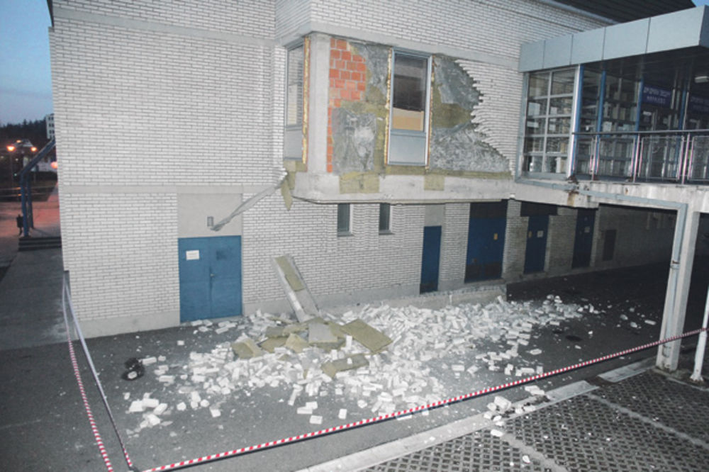 OPASNOST U DOMU ZDRAVLJA: S dečjeg odeljenja obrušila se fasada