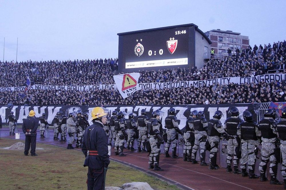 (FOTO) GROBARI NA DALMATINSKOM DERBIJU: Evo šta su Riječani poručili navijačima Hajduka iz Splita