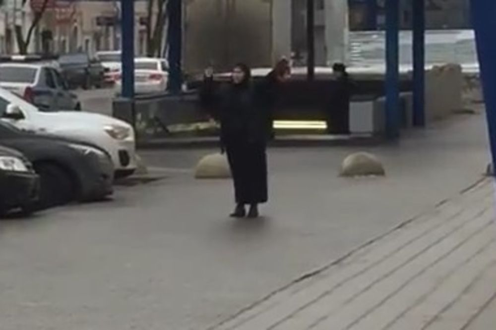 HOROR NA ULICAMA MOSKVE: Žena sa odsečenom glavom deteta u ruci vikala Alahu ekber!