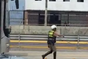 (VIDEO) LJUDINA GODINE: Policajac je zaustavio saobraćaj zbog...