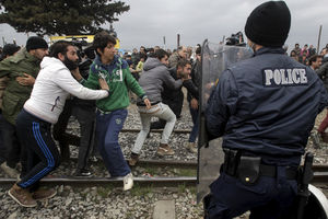 NAPETO NA GRANICI: Makedonci krpe ogradu, izbeglice sede na pruzi