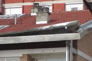 (VIDEO) JAK VETAR U OBRENOVCU: Odvalio se deo krova, preti obrušavanje na prolaznike