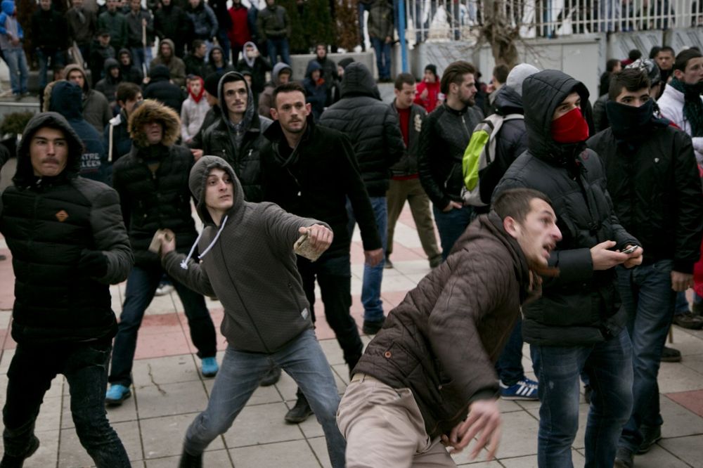 FAJNENŠEL TAJMS: Kosovo klizi u totalnu anarhiju