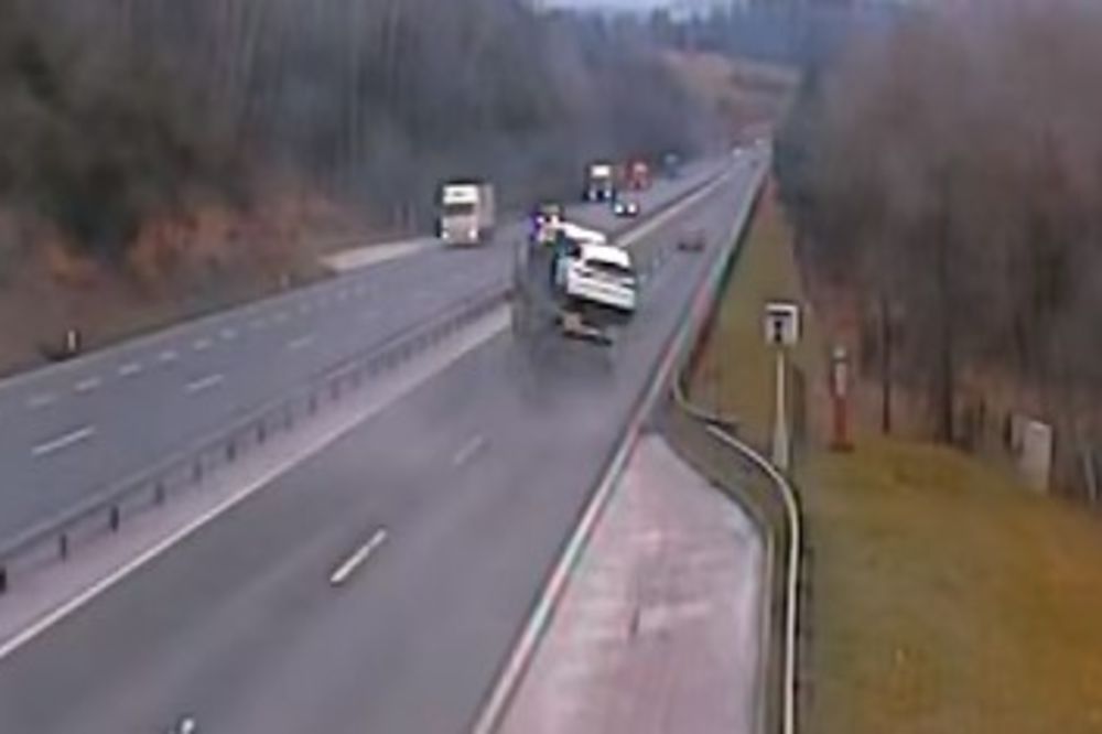 (VIDEO) TEŽAK UDES U SLOVENIJI: Prevrnuo se kamion koji je prevozio automobile!