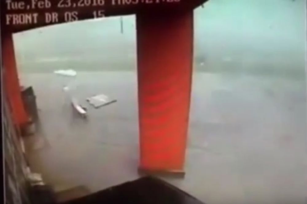 (VIDEO) IMA ANĐELA ČUVARA: Devojka izbegla tornado na nesvakidašnji način!