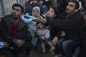 ZBIJENI KAO SARDINE: 10.000 izbeglica još čeka u Idomeniju