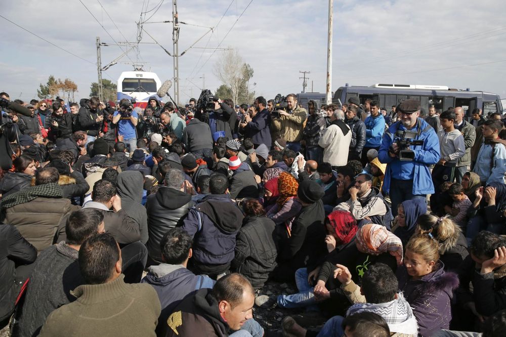 POLICIJA U PRIPRAVNOSTI: Migranti blokirali prugu na granici Grčke i Makedonije!