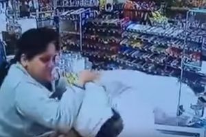 (VIDEO) LOPOV JEDVA IZVUKAO ŽIVU GLAVU: Hteo da opljačka prodavnicu a kasirka ga isprebijala