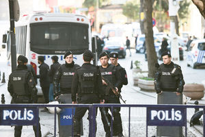 PUCNJAVA ISPRED SUDA U ISTANBULU Napadači ubijeni, petoro ranjeno