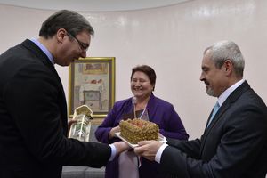 DOBOŠ TORTA ZA PREMIJERA: Ambasadorka Slovačke prva čestitala Vučiću rođendan