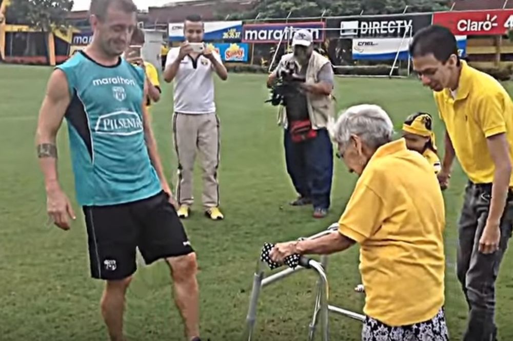 (VIDEO) ODUŠEVILI SVET: Barselona potpisala ugovor sa 102-godišnjom bakicom