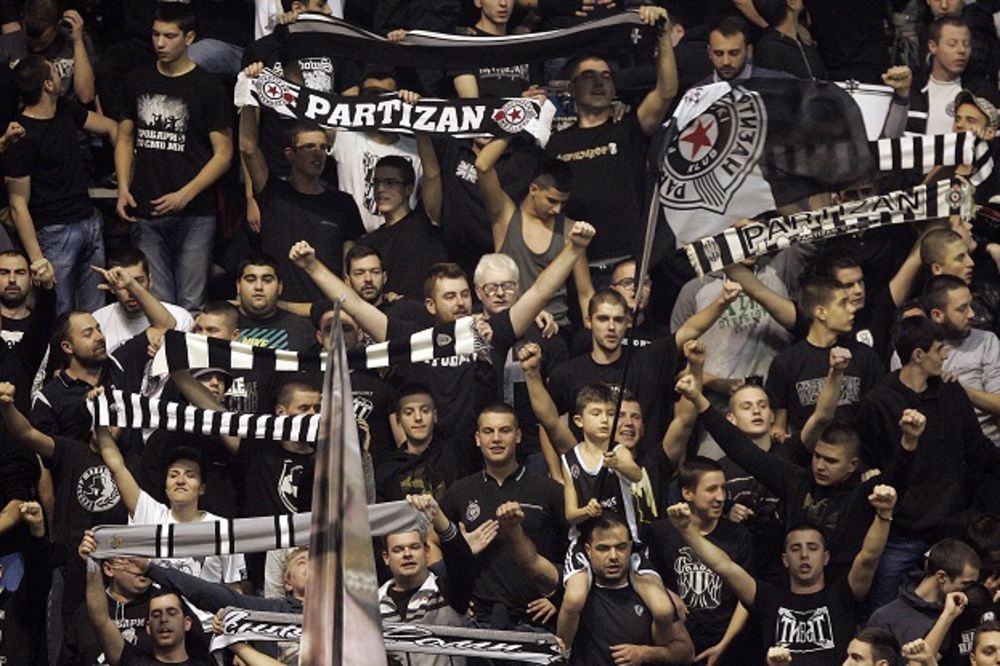 (VIDEO) GROBARI O VREĐANJU VUČIĆA: Ne mešamo se u politiku, naša jedina stranka je Partizan!