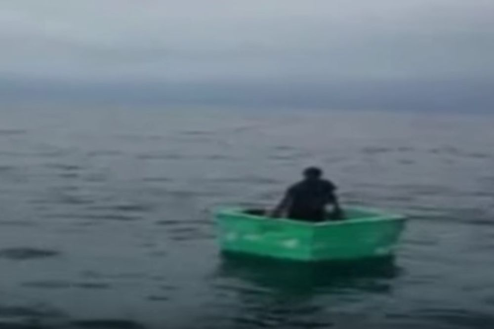 NE BRINITE, SPASIĆEMO VAS: Ribari naišli na čoveka koji je okeanom plutao u plastičnoj kutiji