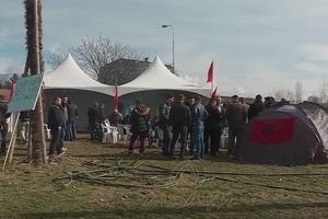 TENZIJE RASTU U SKOPLJU: Albanci ne prekidaju protest, ne daju da se podigne krst