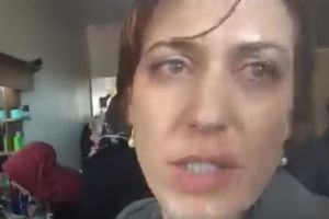 (VIDEO) IZVEŠTAVALA I POD SUZAVCEM: Hrabra novinarka pokazala svu represiju Erdoganovog režima