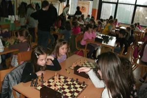 ODRŽAN TURNIR 64 DAMICE: Medalje i pehari za buduće šahovske šampionke