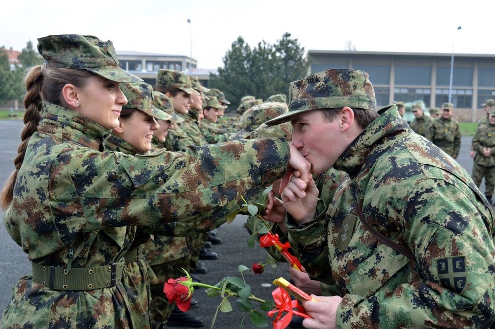 (FOTO) OFICIRI I DŽENTLMENI: Ovako su vojnici čestitali koleginicama Osmi mart!