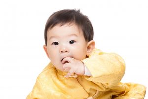 GROZOTA U KINI: Prodao bebu preko interneta da bi kupio nov motor i telefon