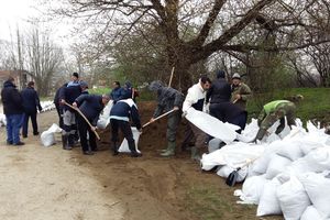 TRSTENIK ŠTITI IZVORIŠTE: Volonteri ojačavaju bedeme na Zapadnoj Moravi
