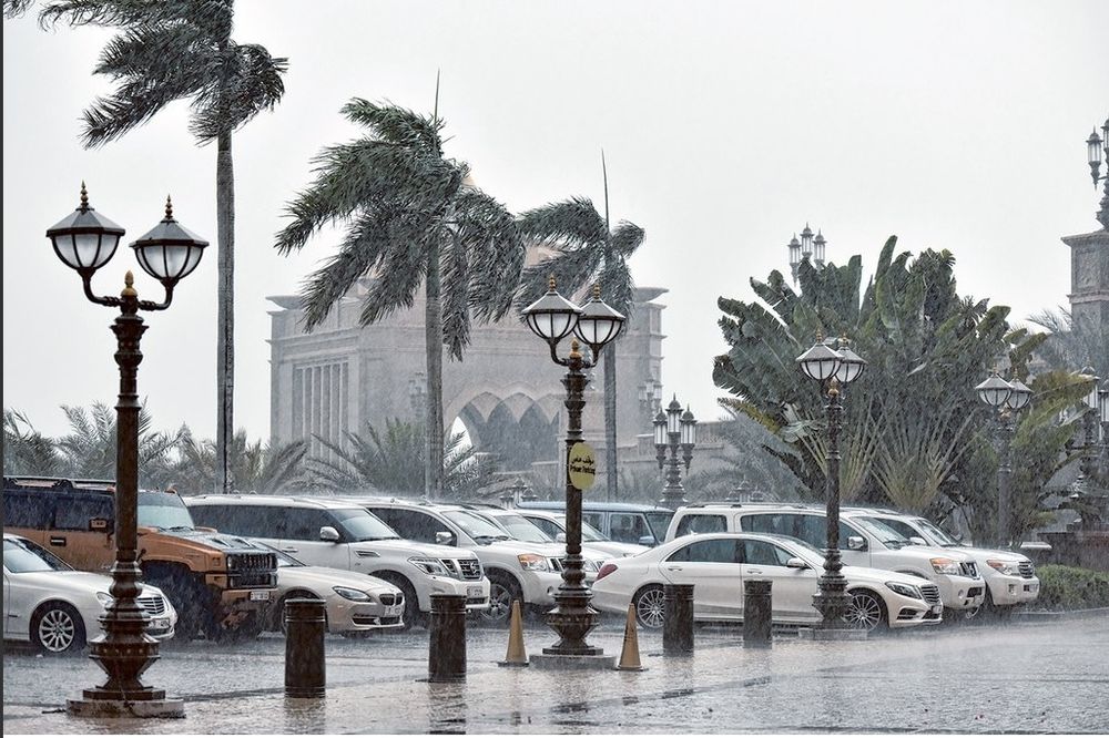 (VIDEO) POPLAVE U PUSTINJI: Nezapamćene kiše u Emiratima, škole i aerodromi zatvoreni