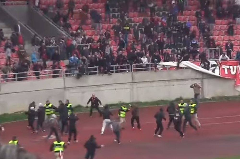 (VIDEO) HAOS U TUZLI: Potukli se navijači Slobode i Sarajeva, a onda se pojavila policija
