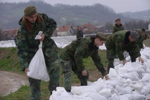 (FOTO) I U VATRU I U VODU: Srbijo, ovi vojnici brane te od poplava!